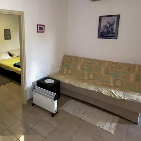 1 Bedroom Beautiful In Daire Drvenik (Split-Dalmatia)